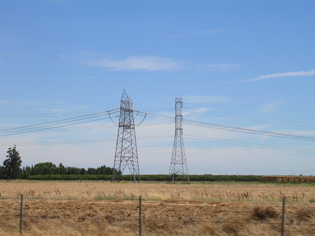 Steel towers carrying a PG&E 500-kilovolt power line across open farmland